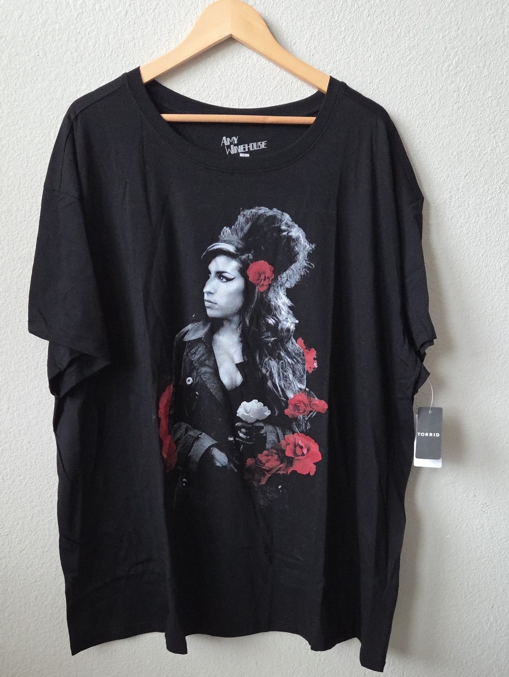 torrid Black Tee Amy Winehouse with Red Floral Accents Plus Size 3 3X 22-24 NWT
